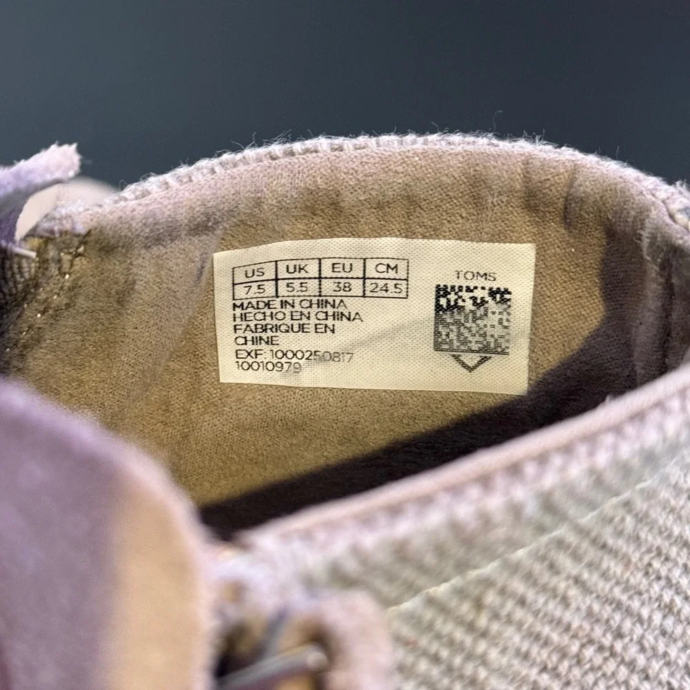 Toms deia suede